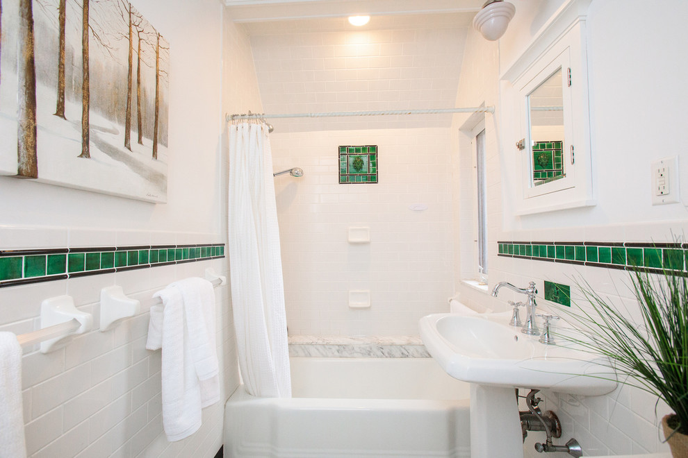 Источник вдохновения для домашнего уюта: ванная комната среднего размера в стиле кантри с ванной в нише, душем над ванной, белой плиткой, зеленой плиткой, керамической плиткой, раковиной с пьедесталом, шторкой для ванной и душевой кабиной