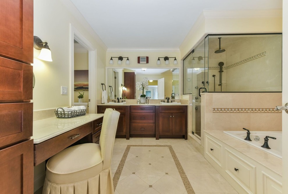 Пример оригинального дизайна: большая главная ванная комната в современном стиле с плоскими фасадами, темными деревянными фасадами, накладной ванной, угловым душем, раздельным унитазом, бежевой плиткой, каменной плиткой, желтыми стенами, полом из керамогранита, настольной раковиной, столешницей из ламината, бежевым полом, душем с распашными дверями и бежевой столешницей