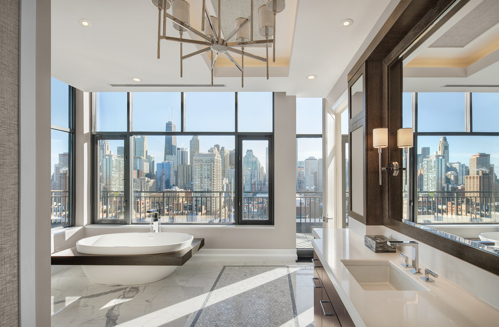 Modernes Badezimmer mit flächenbündigen Schrankfronten, dunklen Holzschränken, freistehender Badewanne, grauer Wandfarbe und Unterbauwaschbecken in Chicago