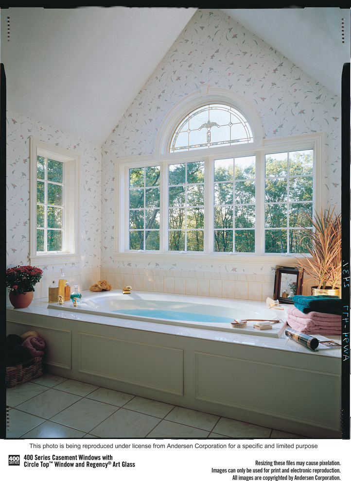 Idee per una stanza da bagno padronale tradizionale con vasca da incasso