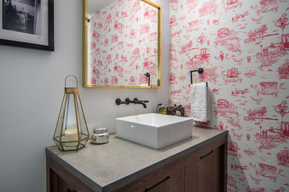 Пример оригинального дизайна: главная ванная комната в стиле модернизм с встроенной тумбой
