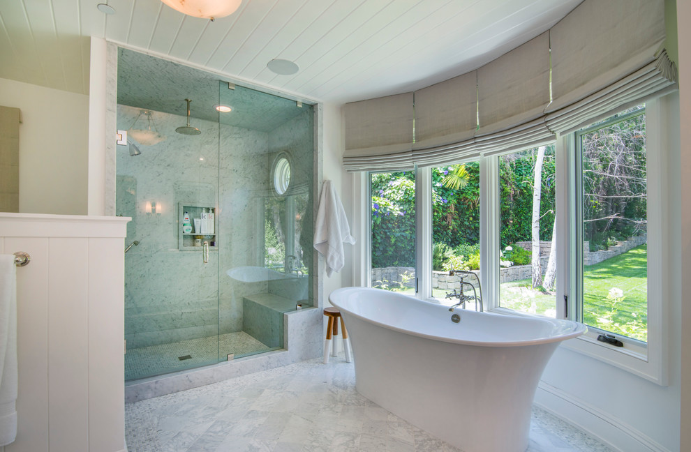 Foto de cuarto de baño principal tradicional renovado grande con bañera exenta, baldosas y/o azulejos blancos, paredes blancas, ducha esquinera, losas de piedra, suelo de mármol y banco de ducha