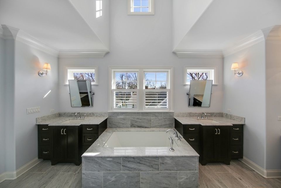 Exempel på ett stort klassiskt grå grått en-suite badrum, med skåp i shakerstil, svarta skåp, en jacuzzi, grå kakel, marmorkakel, grå väggar, klinkergolv i porslin, ett undermonterad handfat, granitbänkskiva och grått golv