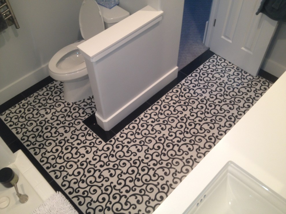 Cette image montre une petite salle de bain design avec un mur gris, un sol en vinyl, un lavabo encastré, un plan de toilette en surface solide, un sol multicolore et une cabine de douche avec un rideau.
