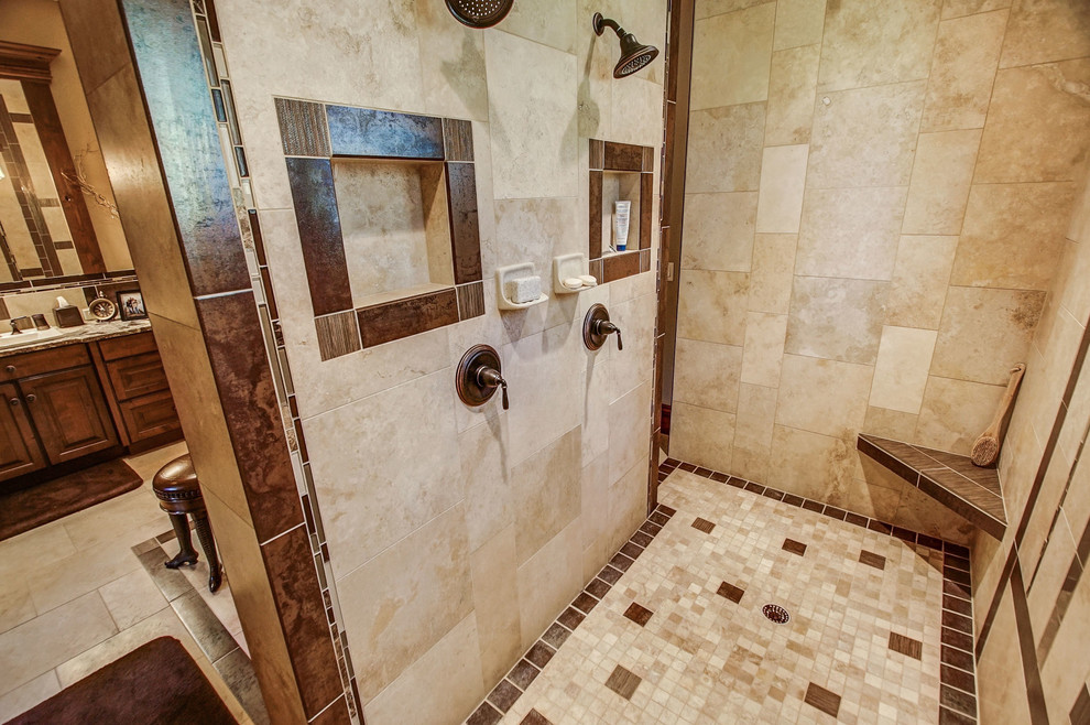 Idéer för ett stort rustikt flerfärgad en-suite badrum, med luckor med upphöjd panel, skåp i mellenmörkt trä, ett fristående badkar, en dubbeldusch, en toalettstol med hel cisternkåpa, beige kakel, travertinkakel, beige väggar, travertin golv, ett nedsänkt handfat, granitbänkskiva, beiget golv och med dusch som är öppen