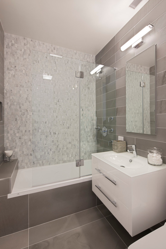 Idéer för att renovera ett funkis badrum, med ett integrerad handfat, vita skåp, ett platsbyggt badkar, en dusch/badkar-kombination och grå väggar