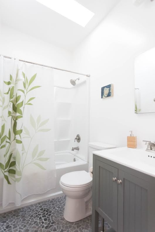 Пример оригинального дизайна: ванная комната среднего размера в морском стиле с фасадами в стиле шейкер, серыми фасадами, ванной в нише, душем над ванной, унитазом-моноблоком, белыми стенами, полом из терраццо, душевой кабиной, монолитной раковиной, столешницей из ламината, серым полом и шторкой для ванной