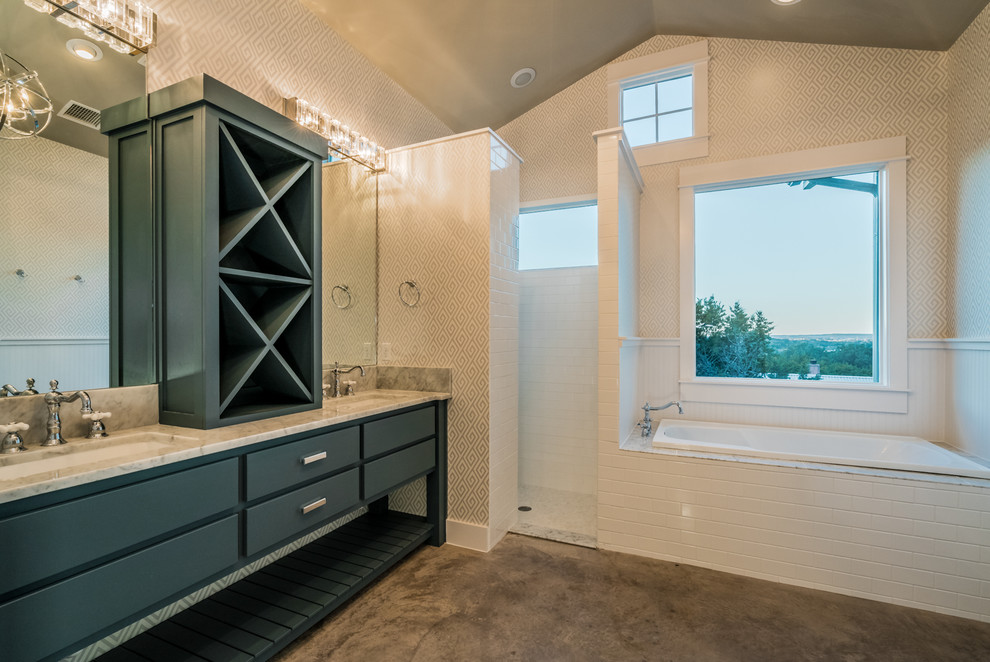Kleines Landhaus Badezimmer En Suite mit blauen Schränken, Einbaubadewanne, offener Dusche, weißen Fliesen, Betonboden, Einbauwaschbecken und Granit-Waschbecken/Waschtisch in Austin