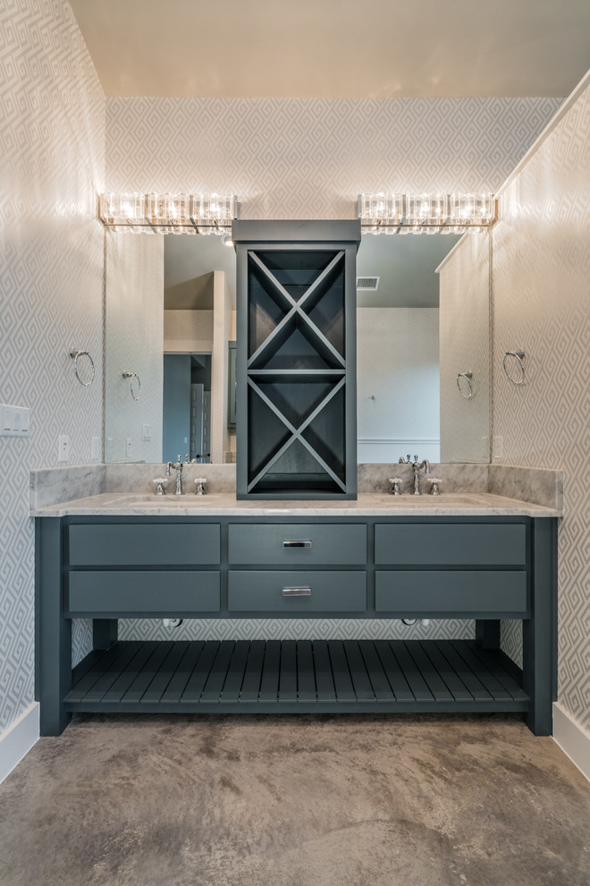 Cette image montre une petite salle de bain principale rustique avec des portes de placard bleues, une baignoire posée, une douche ouverte, un carrelage blanc, sol en béton ciré, un lavabo posé et un plan de toilette en granite.