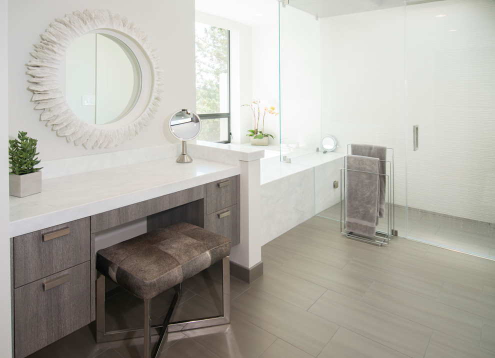 На фото: главная ванная комната в современном стиле с плоскими фасадами, серыми фасадами, угловым душем, белой плиткой, белыми стенами, серым полом, душем с распашными дверями и белой столешницей