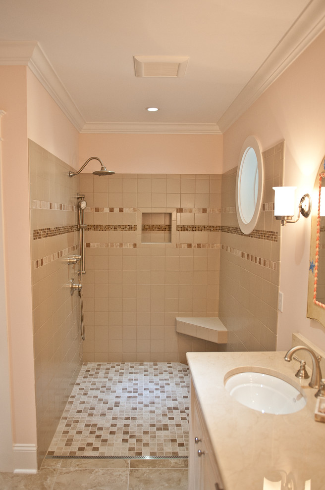 Идея дизайна: ванная комната в современном стиле с душем без бортиков и мраморной столешницей