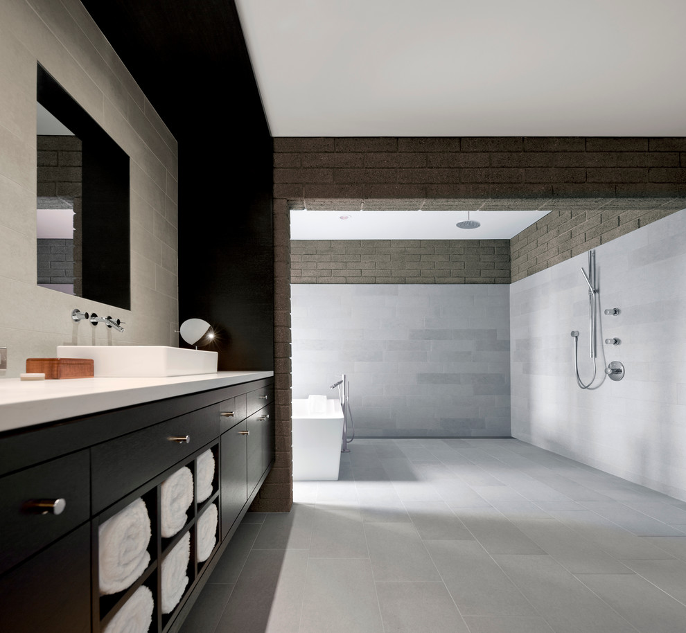 Foto de cuarto de baño minimalista con lavabo sobreencimera y suelo gris