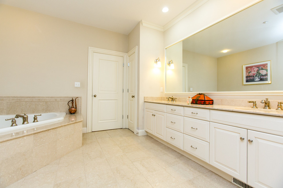 Inredning av ett klassiskt en-suite badrum, med luckor med infälld panel, vita skåp, ett badkar i en alkov, en hörndusch, beige kakel, keramikplattor, vita väggar, klinkergolv i keramik, ett nedsänkt handfat och bänkskiva i kvarts