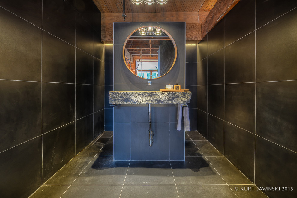 На фото: ванная комната среднего размера в стиле лофт с подвесной раковиной, столешницей из бетона, открытым душем, унитазом-моноблоком, черной плиткой, керамической плиткой, черными стенами и полом из керамической плитки с