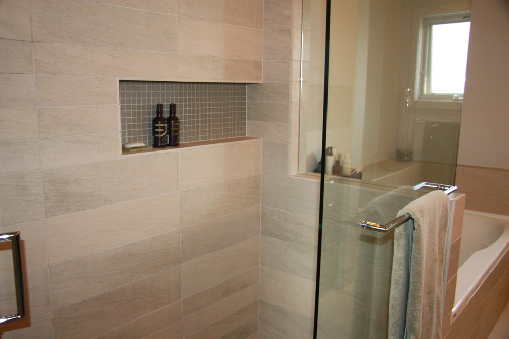 Ispirazione per una stanza da bagno padronale contemporanea di medie dimensioni con vasca ad alcova, doccia doppia, piastrelle beige, piastrelle in gres porcellanato e pareti grigie