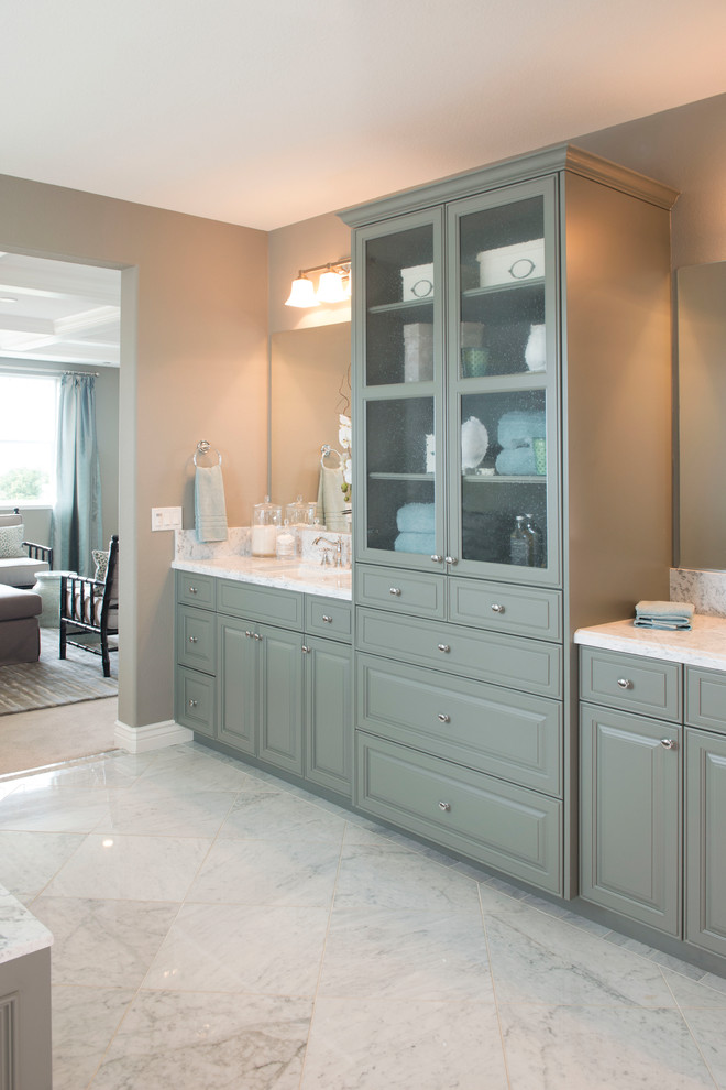 Стильный дизайн: главная ванная комната в классическом стиле с фасадами с выступающей филенкой и зелеными фасадами - последний тренд