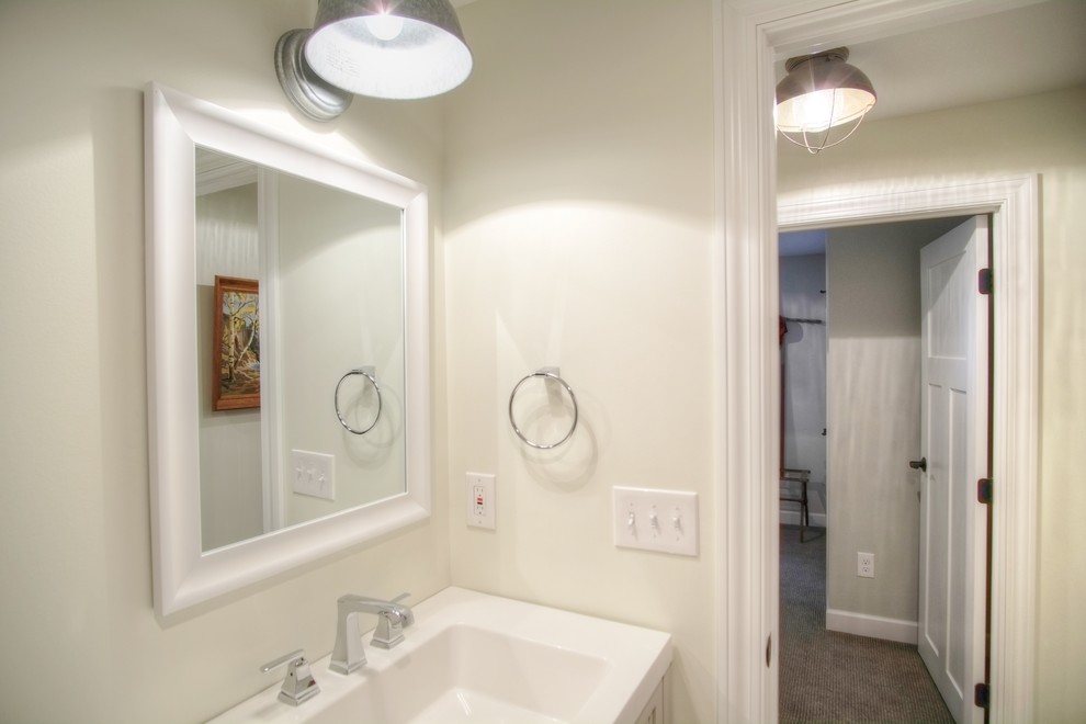 Esempio di una stanza da bagno con doccia stile rurale di medie dimensioni con ante a persiana, ante grigie, doccia alcova, piastrelle beige, piastrelle marroni, pareti grigie e piastrelle in ceramica