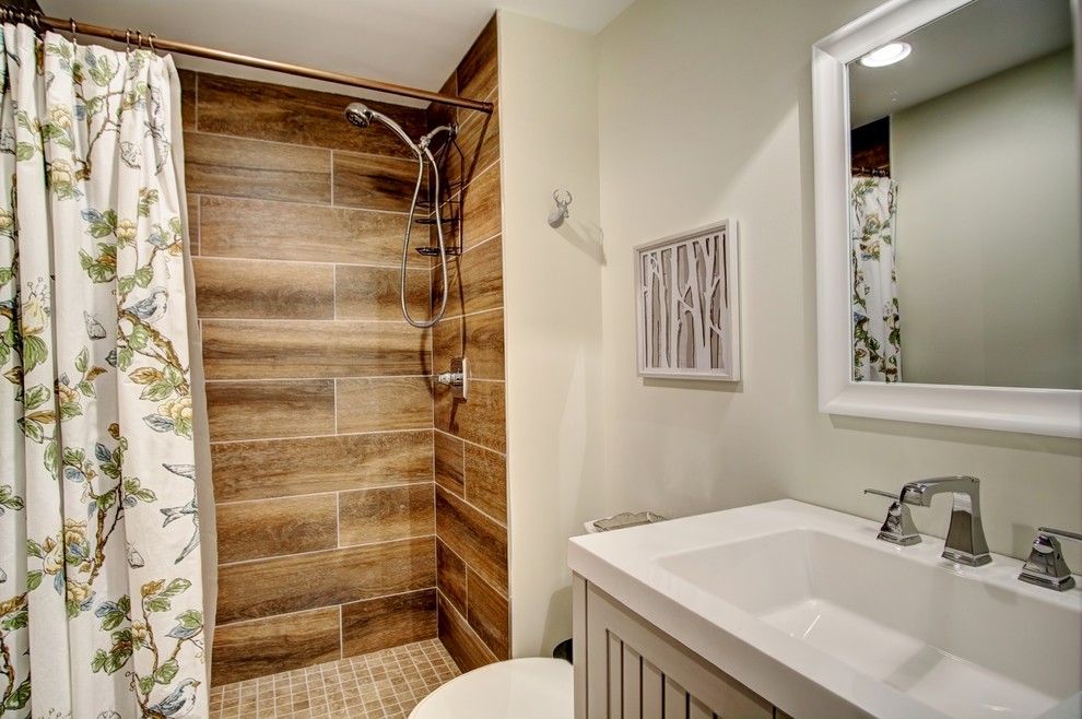 Exemple d'une salle de bain montagne de taille moyenne avec des portes de placard grises, un carrelage beige, un mur gris, des carreaux de céramique, une cabine de douche avec un rideau et un placard avec porte à panneau encastré.