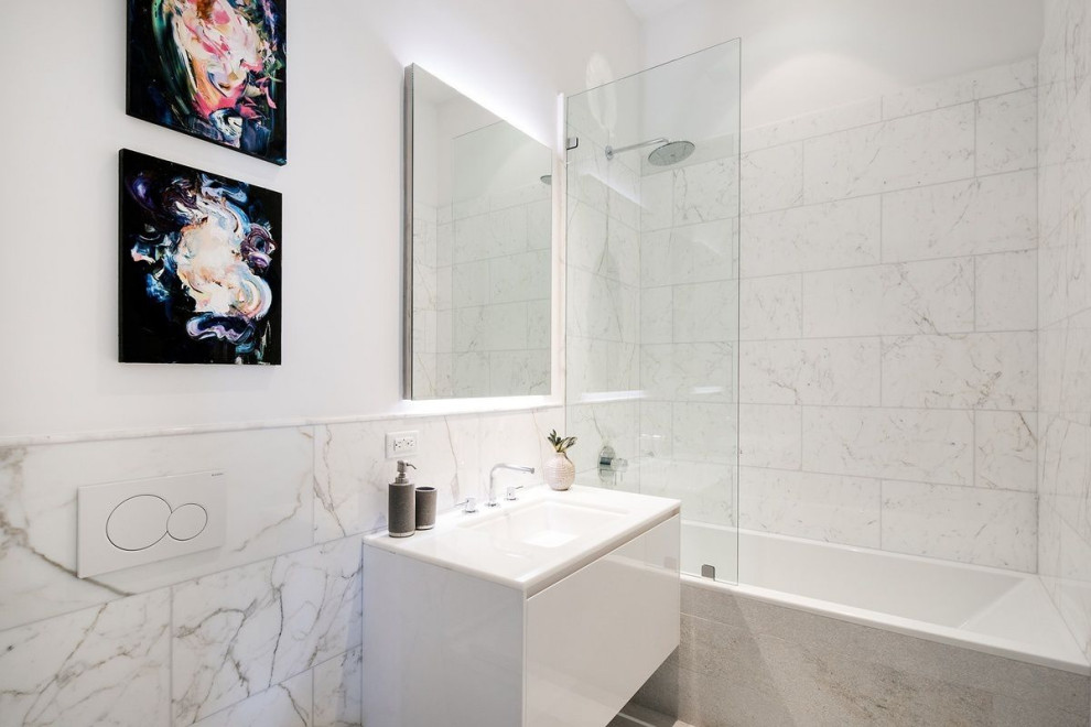 Idéer för mellanstora funkis vitt en-suite badrum, med luckor med glaspanel, vita skåp, vit kakel, marmorkakel, vita väggar, marmorgolv och marmorbänkskiva