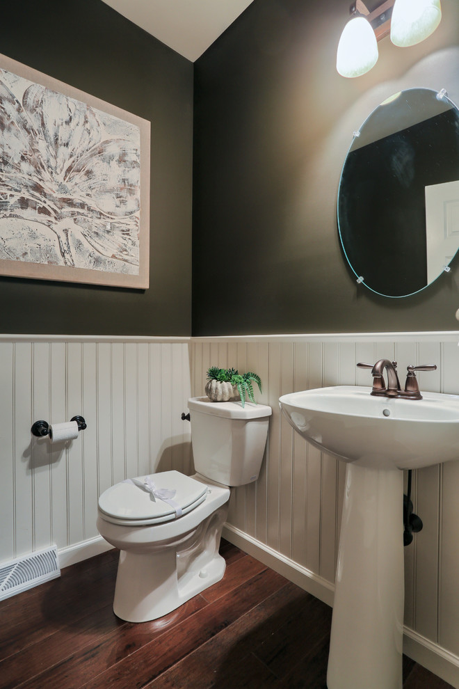 Kleines Klassisches Duschbad mit Wandtoilette mit Spülkasten, brauner Wandfarbe und braunem Holzboden in Sonstige