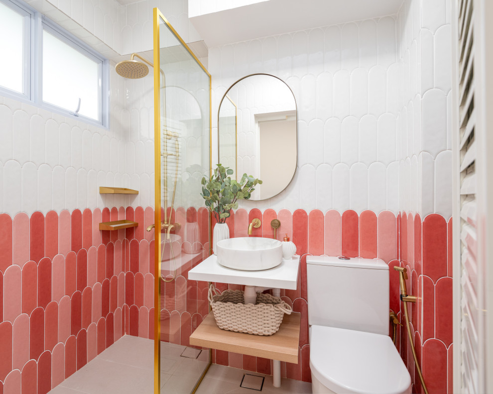 Ejemplo de cuarto de baño único escandinavo con ducha a ras de suelo, baldosas y/o azulejos rojos, lavabo sobreencimera, suelo gris, ducha abierta y encimeras blancas