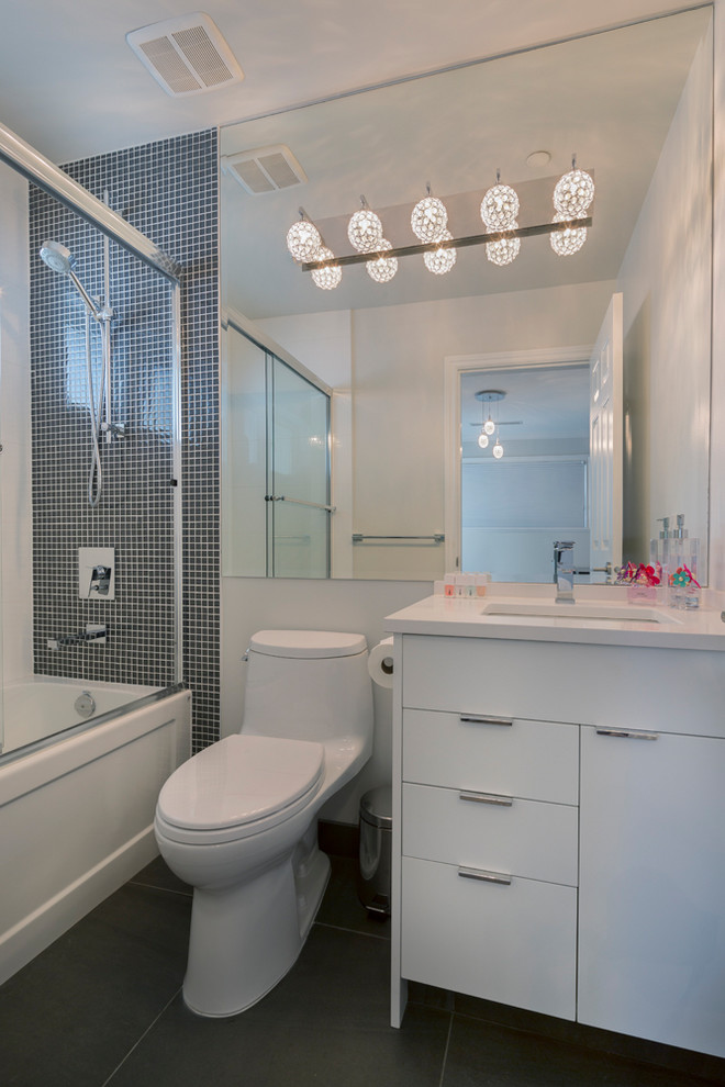 Источник вдохновения для домашнего уюта: маленькая ванная комната в современном стиле с плоскими фасадами, белыми фасадами, ванной в нише, унитазом-моноблоком, белой плиткой, серыми стенами, полом из керамической плитки, врезной раковиной, столешницей из искусственного кварца, душем с раздвижными дверями, душем в нише и керамогранитной плиткой для на участке и в саду