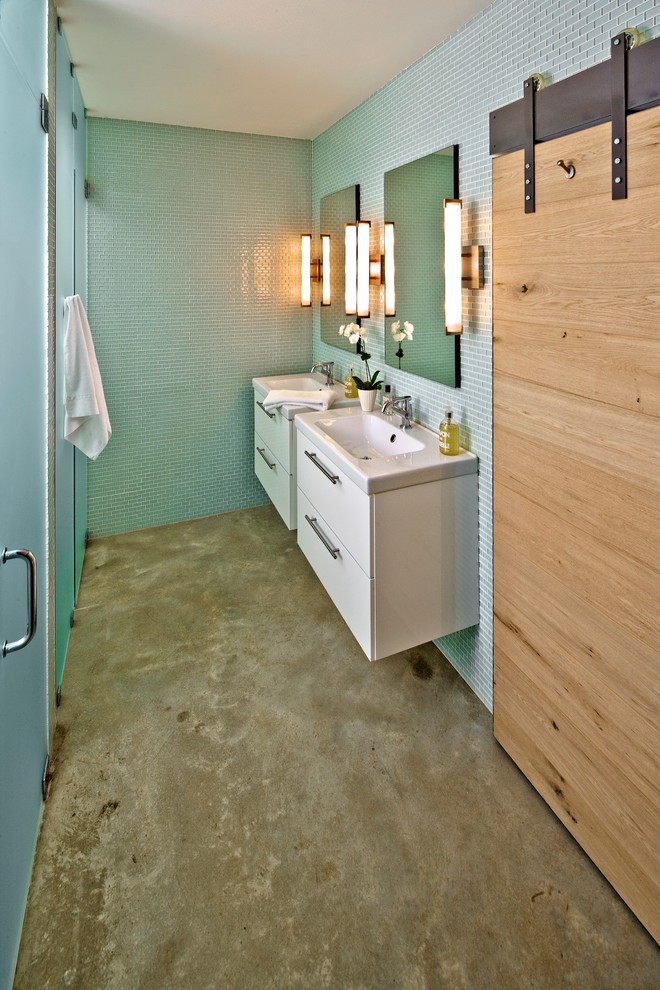 Imagen de cuarto de baño actual con lavabo integrado, armarios con paneles lisos, puertas de armario blancas, ducha a ras de suelo, baldosas y/o azulejos azules, baldosas y/o azulejos de vidrio y suelo de cemento