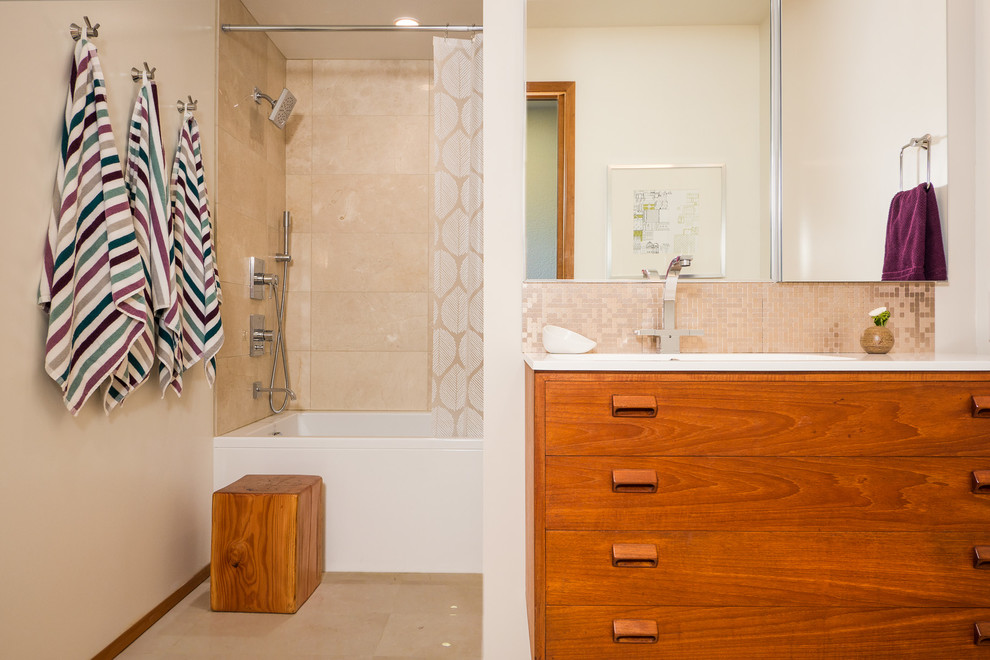 Imagen de cuarto de baño tradicional con bañera empotrada y combinación de ducha y bañera