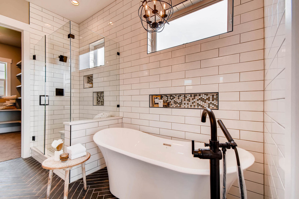 Foto på ett mellanstort vintage en-suite badrum, med ett fristående badkar, en hörndusch, vit kakel, keramikplattor, grå väggar, brunt golv och dusch med gångjärnsdörr
