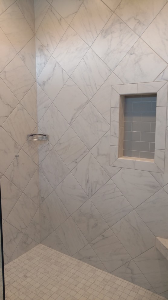 Klassisk inredning av ett stort en-suite badrum, med en öppen dusch, vit kakel, porslinskakel och klinkergolv i porslin
