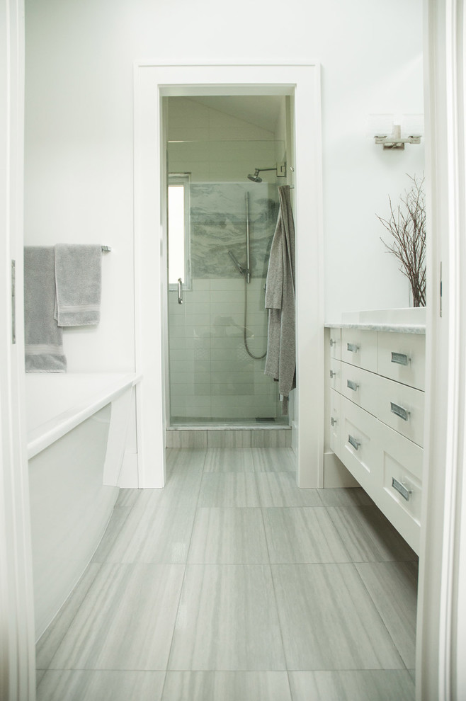 Imagen de cuarto de baño principal tradicional renovado con armarios estilo shaker, puertas de armario blancas, baldosas y/o azulejos grises, baldosas y/o azulejos de porcelana y encimera de mármol