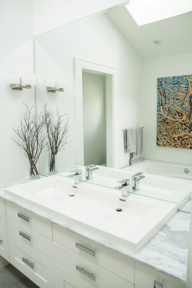Foto de cuarto de baño principal tradicional renovado con armarios estilo shaker, puertas de armario blancas, baldosas y/o azulejos azules y encimera de mármol