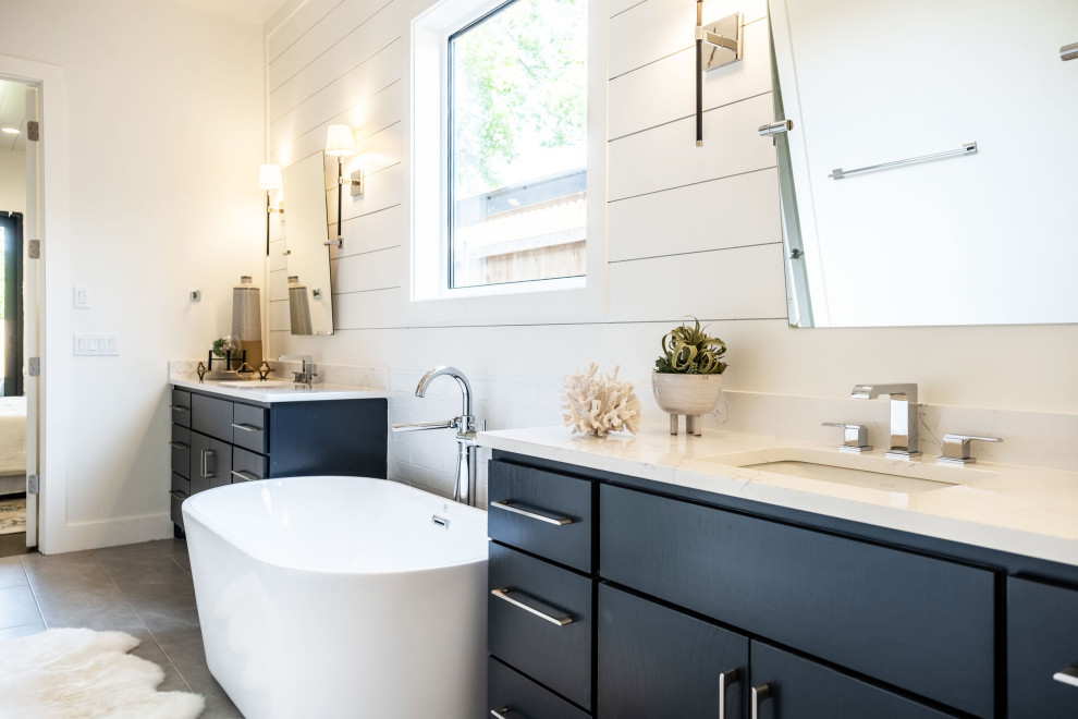Idéer för stora skandinaviska vitt en-suite badrum, med släta luckor, blå skåp, ett fristående badkar, en öppen dusch, en toalettstol med hel cisternkåpa, vita väggar, klinkergolv i porslin, ett nedsänkt handfat, bänkskiva i kvarts, grått golv och med dusch som är öppen