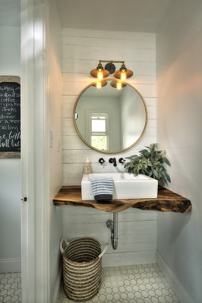 Ejemplo de cuarto de baño rural con baldosas y/o azulejos blancos, paredes blancas, suelo de baldosas de cerámica, aseo y ducha, lavabo sobreencimera y encimera de madera