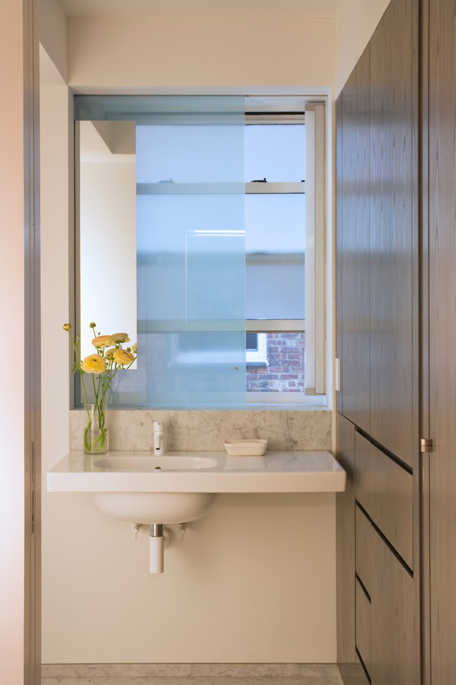 Immagine di una stanza da bagno design con lavabo integrato