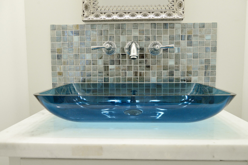 Esempio di una piccola stanza da bagno con doccia tradizionale con ante lisce, ante bianche, piastrelle blu, piastrelle grigie, piastrelle a mosaico, pareti bianche, pavimento in marmo, lavabo a bacinella e top in marmo