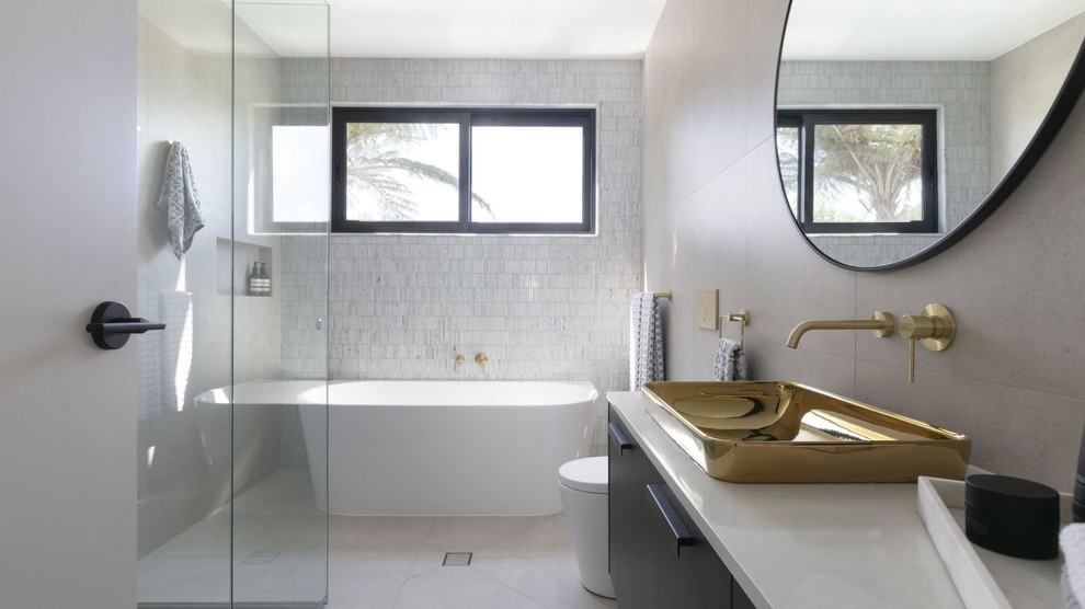 Modernes Duschbad mit flächenbündigen Schrankfronten, schwarzen Schränken, freistehender Badewanne, Eckdusche, beigen Fliesen, Einbauwaschbecken, beigem Boden und beiger Waschtischplatte in Sydney