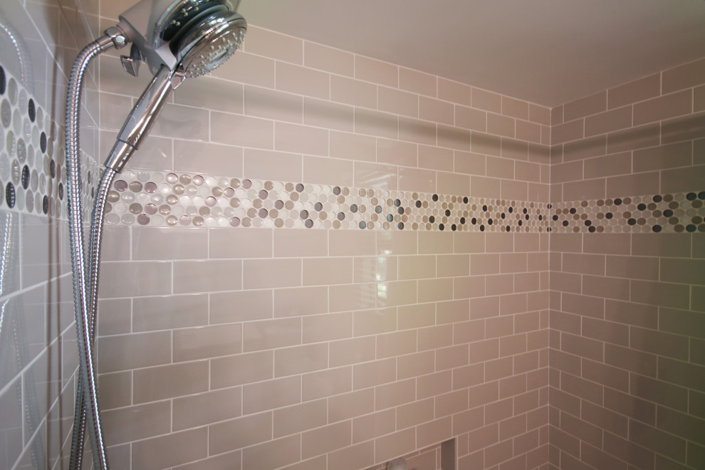 Inredning av ett klassiskt litet flerfärgad flerfärgat en-suite badrum, med luckor med infälld panel, vita skåp, en dusch/badkar-kombination, grå väggar, klinkergolv i keramik, ett undermonterad handfat, bänkskiva i kvarts och flerfärgat golv