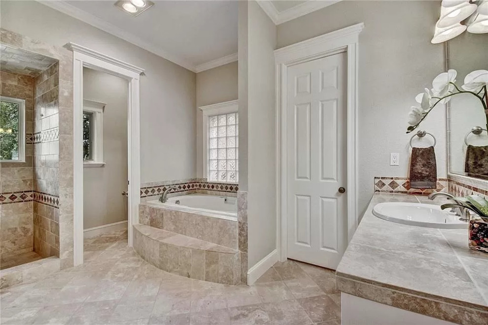 Idéer för stora eklektiska vitt en-suite badrum, med luckor med upphöjd panel, vita skåp, ett badkar i en alkov, en öppen dusch, beige kakel, travertinkakel, grå väggar, travertin golv, ett nedsänkt handfat, marmorbänkskiva, vitt golv och med dusch som är öppen