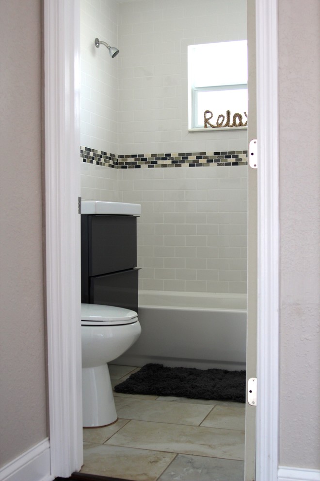 Inspiration för ett litet retro badrum för barn, med släta luckor, grå skåp, bänkskiva i akrylsten, vit kakel, keramikplattor, vita väggar och klinkergolv i porslin