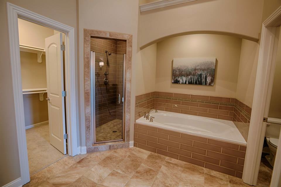 Пример оригинального дизайна: большая главная ванная комната в классическом стиле с накладной раковиной, фасадами с выступающей филенкой, темными деревянными фасадами, мраморной столешницей, накладной ванной, душем в нише, унитазом-моноблоком, разноцветной плиткой, каменной плиткой, бежевыми стенами и полом из керамогранита