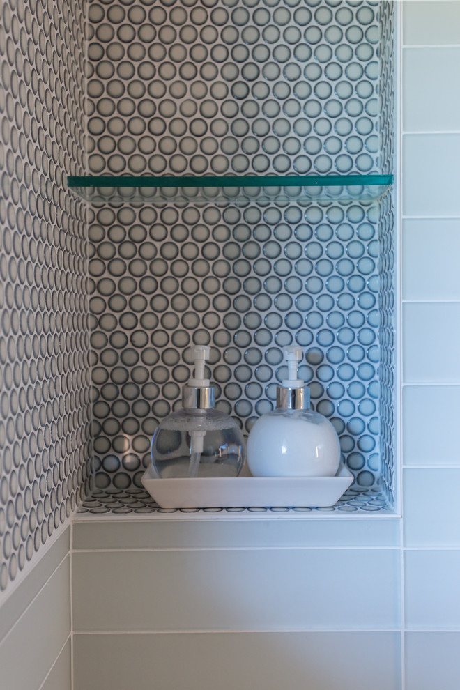 Idee per una stanza da bagno moderna con pavimento con piastrelle a mosaico