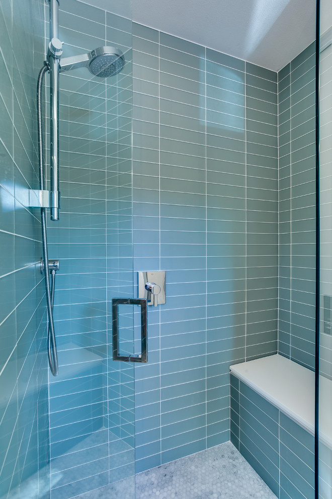Foto de cuarto de baño minimalista con suelo con mosaicos de baldosas