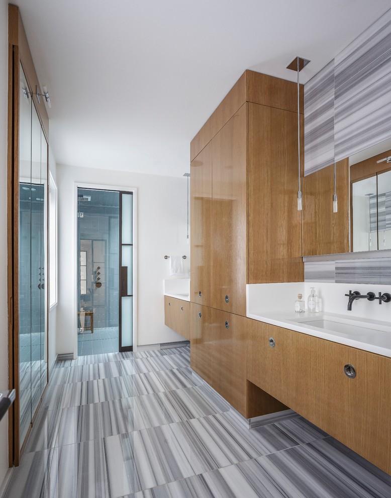 Modernes Badezimmer mit flächenbündigen Schrankfronten, hellen Holzschränken, farbigen Fliesen, weißer Wandfarbe, Unterbauwaschbecken und buntem Boden in Boston