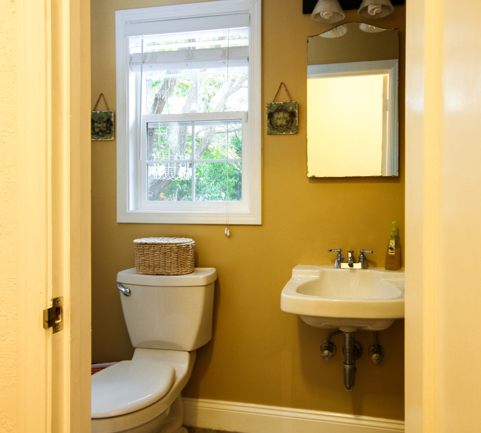 Inspiration för retro en-suite badrum, med ett piedestal handfat, ett platsbyggt badkar, en dusch/badkar-kombination och en toalettstol med hel cisternkåpa
