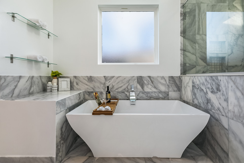 Mittelgroßes Modernes Badezimmer En Suite mit freistehender Badewanne, Duschnische, weißer Wandfarbe, Marmorboden, grauem Boden und Falttür-Duschabtrennung in New Orleans