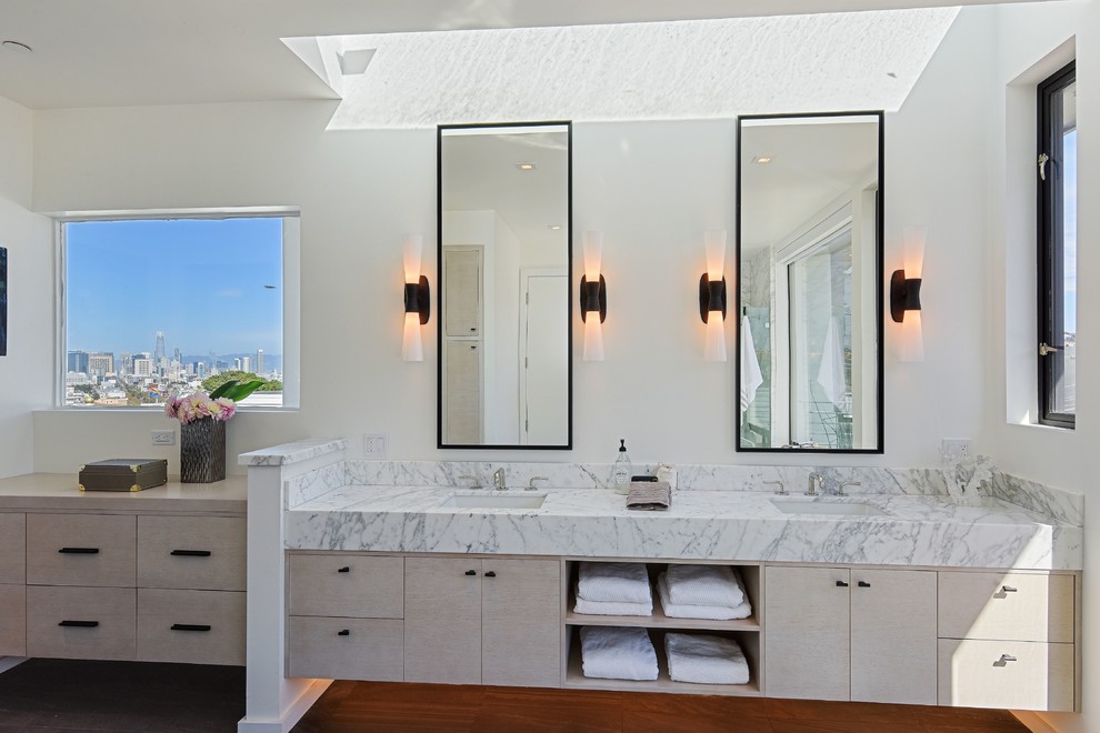 Idée de décoration pour une salle de bain principale design avec un placard à porte plane, des portes de placard beiges, un mur blanc, un lavabo encastré et un plan de toilette blanc.
