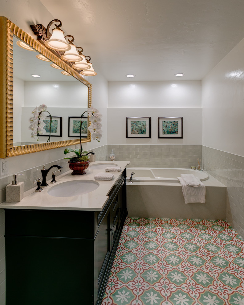 Foto på ett mellanstort medelhavsstil badrum, med ett nedsänkt handfat, ett platsbyggt badkar, en dusch i en alkov, en toalettstol med hel cisternkåpa, beige kakel, vita väggar och klinkergolv i keramik