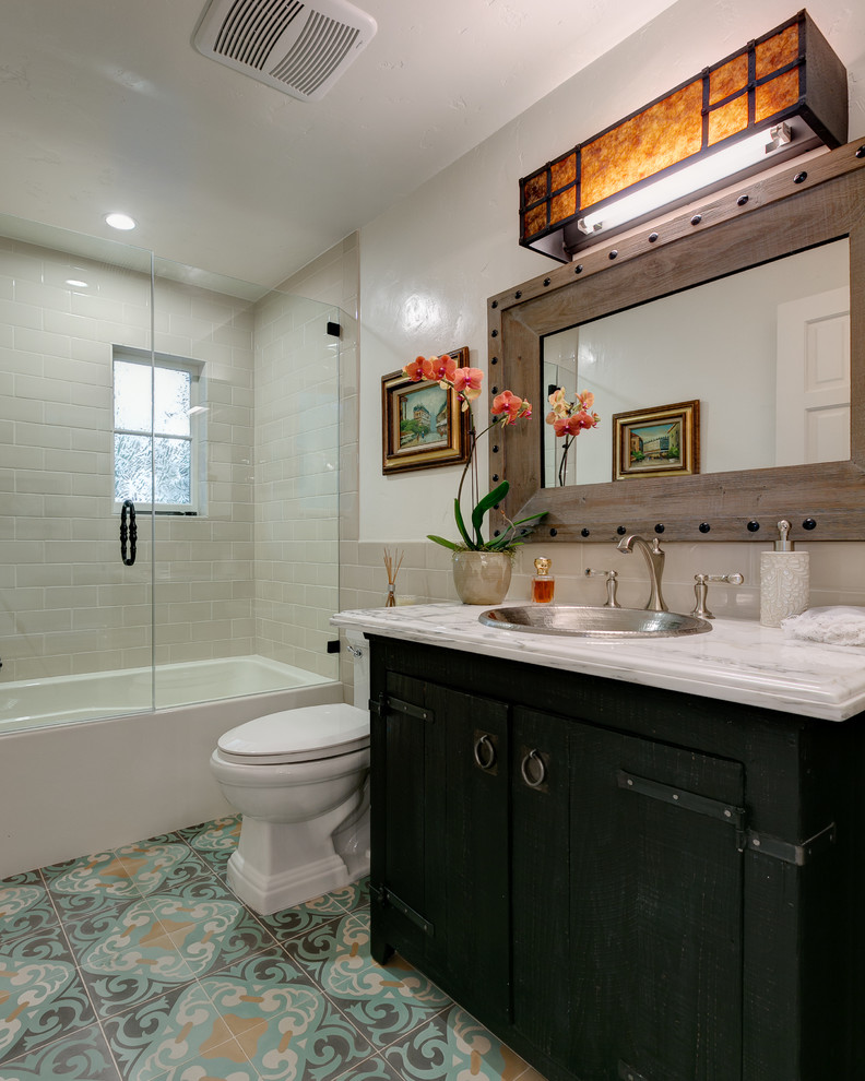 Exempel på ett mellanstort medelhavsstil badrum, med ett nedsänkt handfat, ett platsbyggt badkar, en dusch/badkar-kombination, beige kakel, vita väggar, klinkergolv i keramik och en toalettstol med hel cisternkåpa