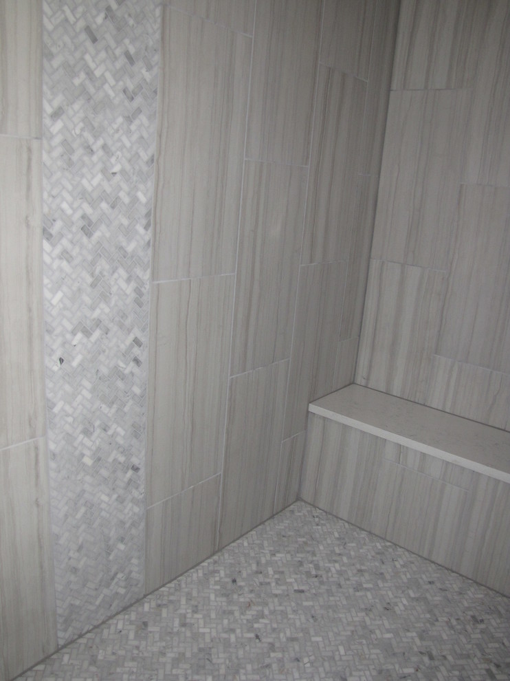 Exempel på ett mellanstort klassiskt en-suite badrum, med ett undermonterad handfat, skåp i shakerstil, skåp i mörkt trä, bänkskiva i kvarts, ett platsbyggt badkar, en dusch i en alkov, grå kakel, keramikplattor, grå väggar och klinkergolv i porslin